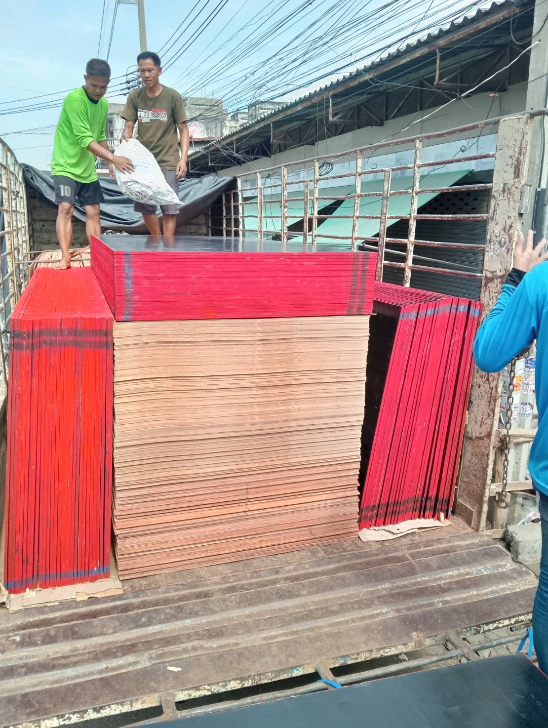 มุ่งเจริญแม่สอดขนส่งรับส่งสินค้าวัสดุก่อสร้างไปอำเภอแม่สอด